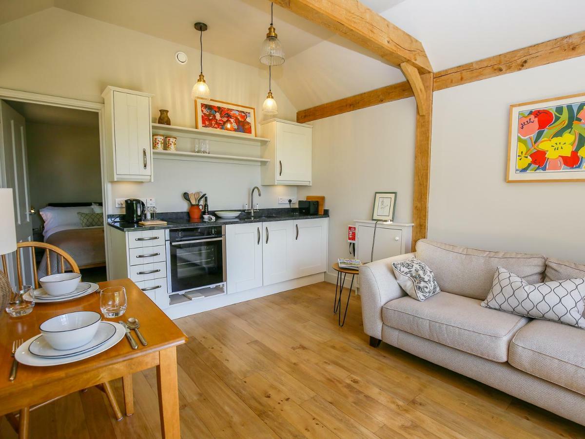 The Lodge At Mortons Malmesbury Bagian luar foto
